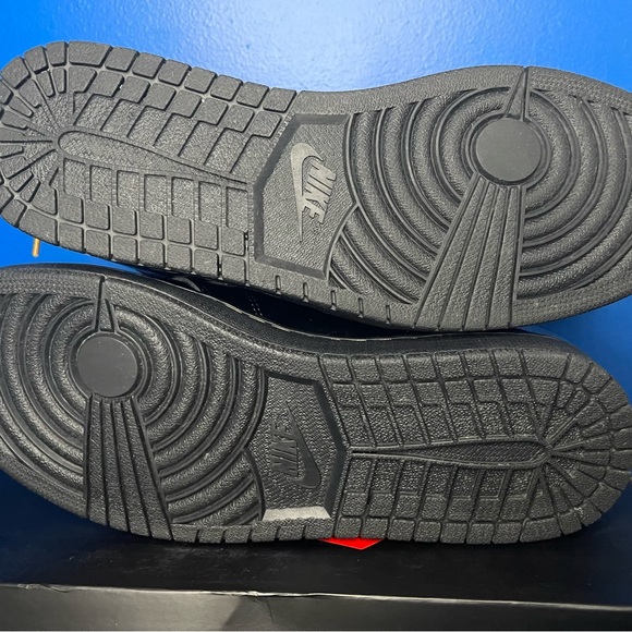 Jordan 1 Black Metallic Gold - Picture 2 of 11